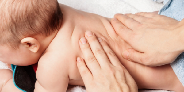 Kinderosteopathie bei einem Baby